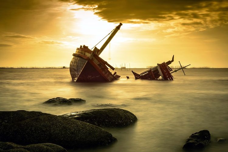 An illustration of sinking ship. 