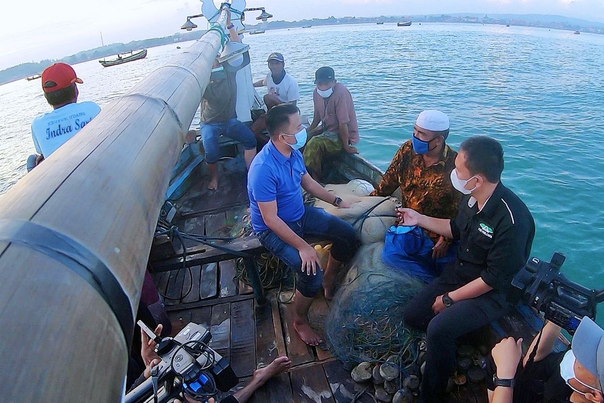 Anggota Komisi IV Dewan Perwakilan Rakyat (DPR) Republik Indonesia (RI) Slamet Ariyadi dalam kunjungannya di Pantai Camplong, Desa Tambaan, Kecamatan Camplong, Kabupaten Sampang, Madura.