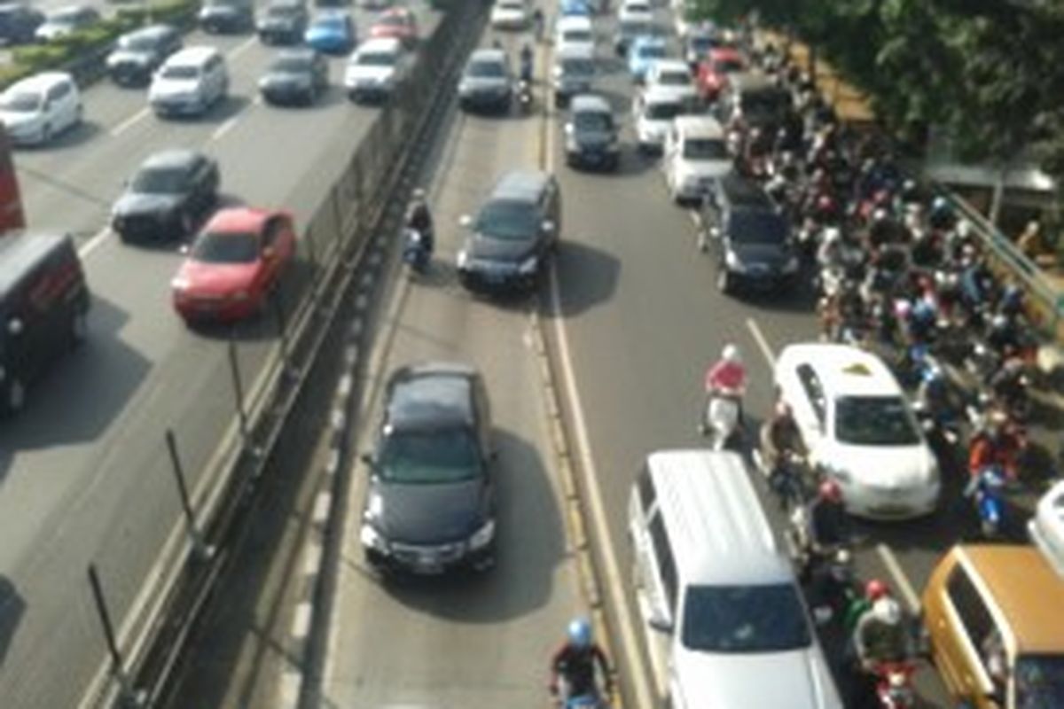 Sejumlah mobil pribadi dan sepeda motor yang melintas di Jalur Busway di Jalan Gatot Subroto arah Semanggi, Senin (24/6/2013). Separator yang rendah menjadi penyebab kendaraan non-Transjakarta Terintegrasi leluasa masuk ke jalur busway. Padahal di ujung jalan, tepatnya di perempatan Tugu Pancoran, Jalur telah ditutup portal yang dijaga dua orang petugas