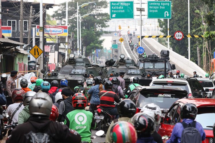 Anggota TNI dan Polri melakukan penyekatan kendaraan saat PPKM Darurat di Jalan Raya Lenteng Agung, Jakarta Selatan, Senin (5/7/2021). Penyekatan ini mengakibatkan kemacetan parah di ruas Jalan Raya Lenteng Agung.