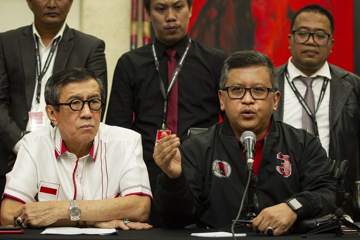 Sekjen PDIP Hasto Kristiyanto (kanan) didampingi Ketua DPP Bidang Hukum, HAM dan Perundang-Undangan Yasonna Laoly (kiri) saat menyampaikan keterangan pers di kantor DPP PDIP, Jakarta, Rabu (15/1/2020). DPP PDIP membentuk tim hukum untuk merespons kasus dugaan suap yang menyeret Komisioner KPU Wahyu Setiawan dan politikus PDIP Harun Masiku. ANTARA FOTO/Dhemas Reviyanto/foc.