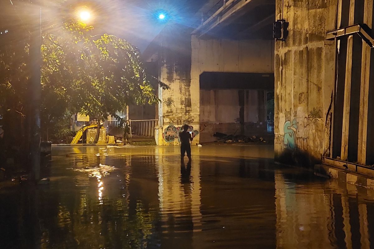 Suasana genangan air saat muncul di kolong Jalan Layang Taman Cibodas, Kecamatan Cibodas, Kota Tangerang, Jumat (20/5/2022) malam.