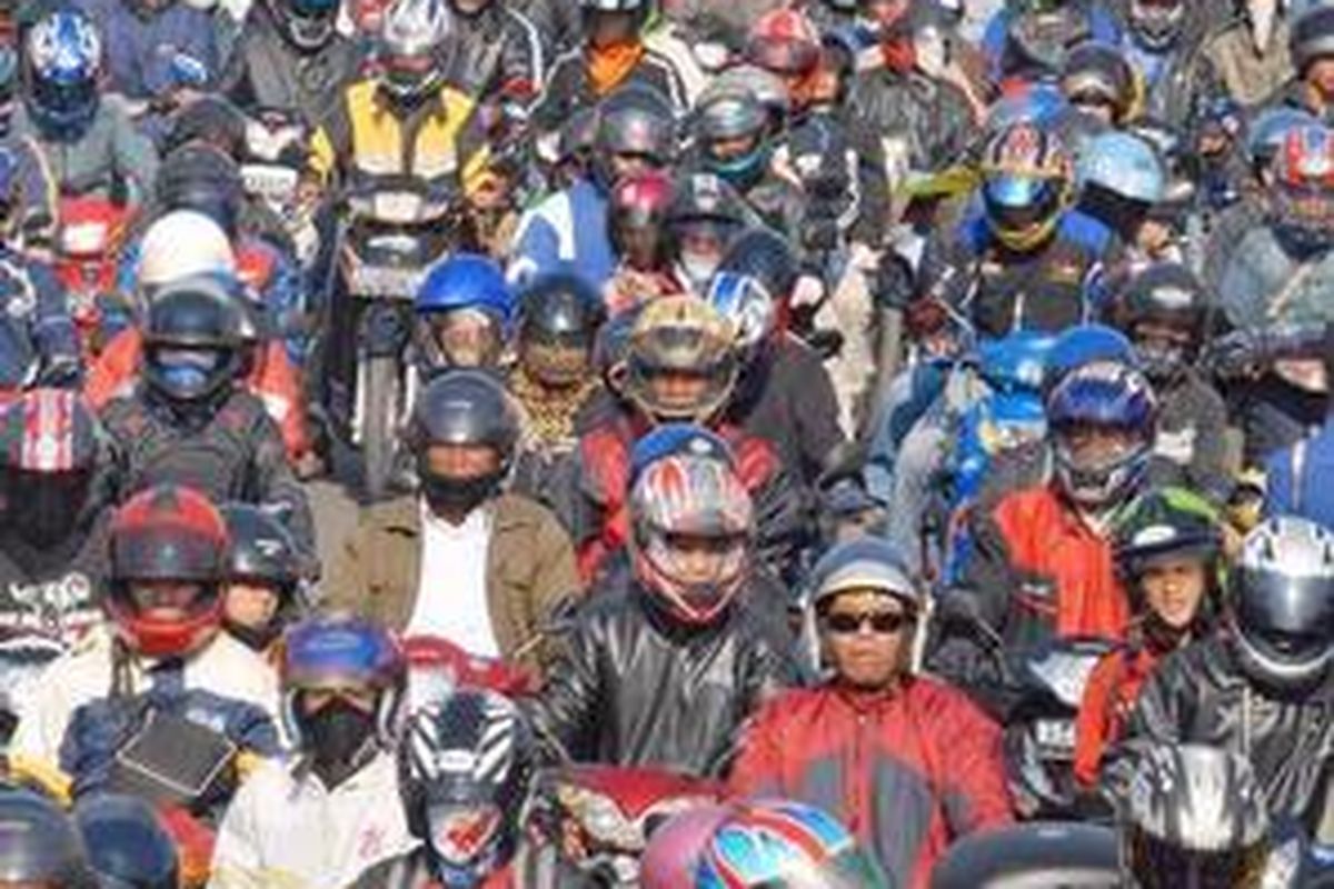 Soal kualitas nomor sekian, yang penting kepala tertutup helm