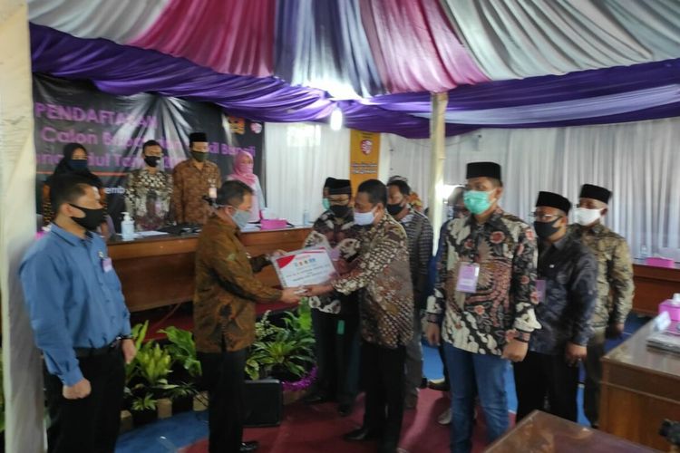 Rektor UNY Sutrisna Wibawa dan Tim Menyerahkan Berkas Pendaftaran ke KPU Gunungkidul Sabtu (5/9/2020)