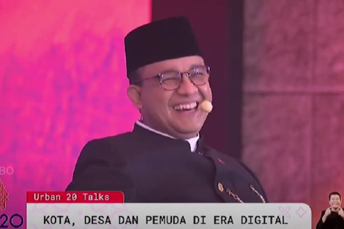 Gubernur DKI Jakarta Anies Baswedan tertawa setelah disebut makan lele digital oleh Gubernur Jawa Barat Ridwan Kamil di acara Urban 20 Talks, Kamis (24/2/2022).