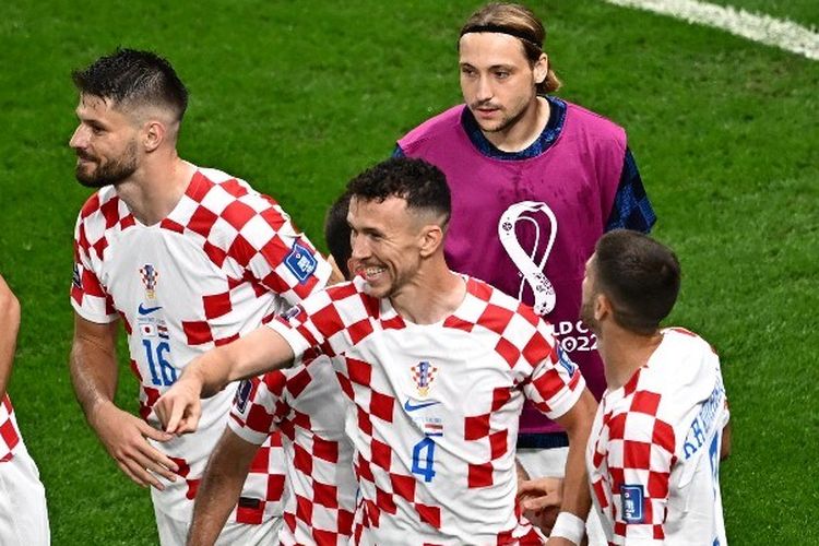 Hasil Kroasia vs Jepang melibatkan perayaan gol Ivan Perisic setelah ia menyamakan kedudukan bagi Kroasia pada laga babak 16 besar Piala Dunia 2022 di Stadion Al-Janoub, Al-Wakrah, pada Senin (5/12/2022) tersebut.