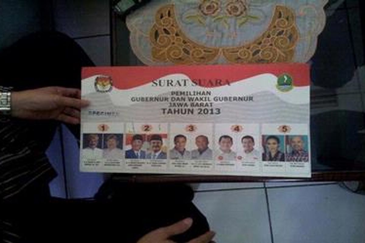 Sekretaris KPU Provinsi Jabar, Heri Suherman, menunjukkan spesimen surat suara yang dipakai untuk Pilkada Jawa Barat 2013.