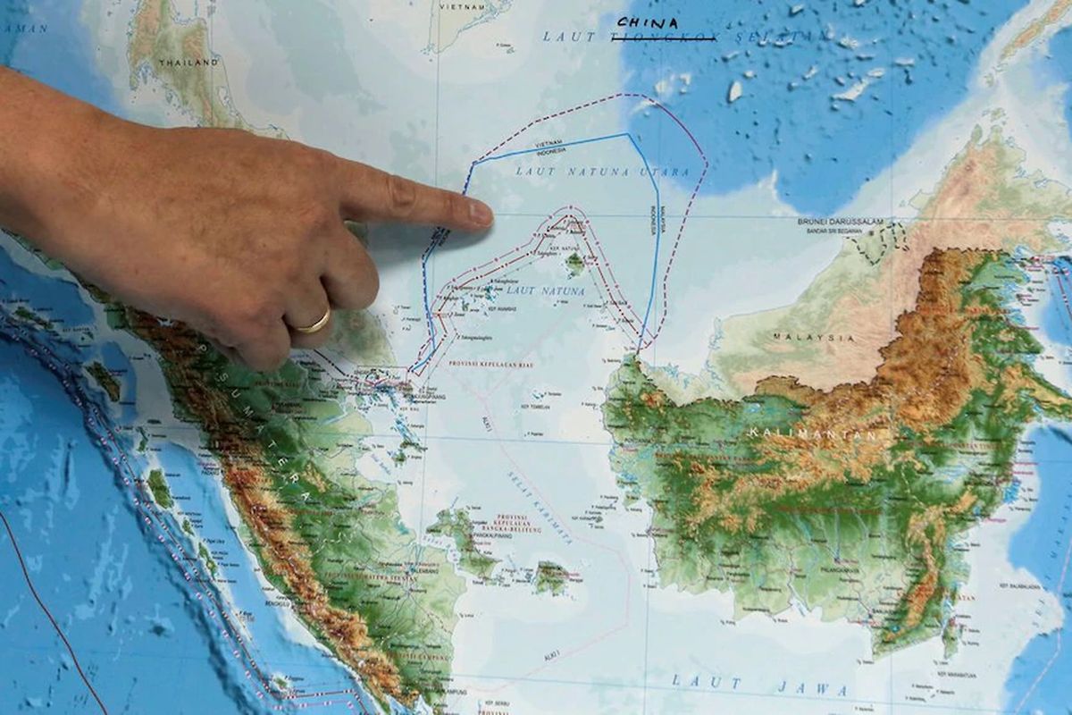 Wakil Menteri Kelautan Indonesia Arif Havas Oegroseno menunjuk lokasi Laut Natuna Utara pada peta baru Indonesia saat berbincang dengan wartawan di Jakarta, Indonesia, 14 Juli 2017.