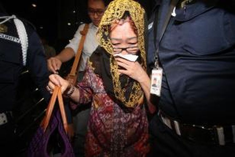 Sylvia Sholehah (berkerudung) yang biasa disapa Ibu Pur diperiksa oleh Komisi Pemberantasan Korupsi, Jakarta, Selasa (28/5/2013). Sylvia diperiksa sebagai saksi dalam kasus dugaan korupsi proyek pengadaan sarana dan prasarana olah raga di Hambalang.  