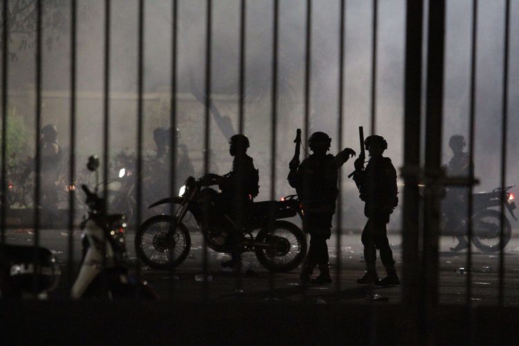 Personel Polisi membubarkan Mahasiswa yang melakukan Aksi Tolak RUKHP di Depan Gedung DPR/MPR hingga Jalan Asia Afrika, Senayan, Jakarta Pusat, Selasa (24/9/2019).