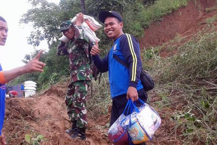 Bantuan untuk warga korban banjir di Tangga Barito tertahan tanah longsor. Petugas Koramil, Dinas Sosial, Tagana dan staf Kecamatan Dulupi harus memikul dan berjalan kaki sejauh 5 km untuk mencapai lokasi