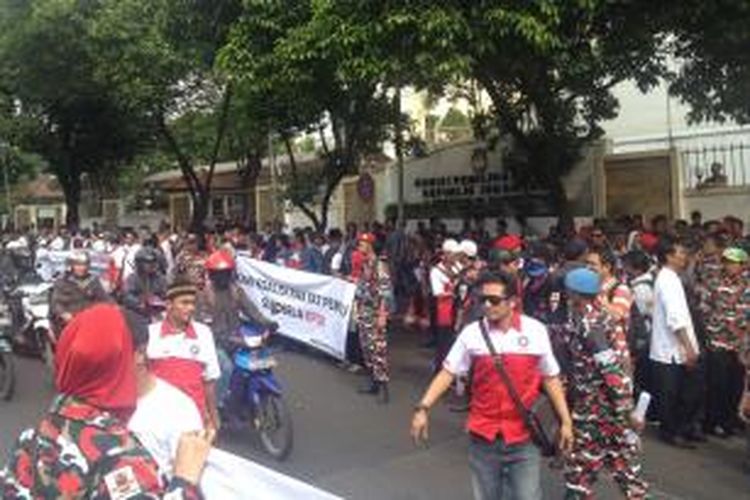Relawan Prabowo Subianto-Hatta Rajasa melakukan aksi damai di depan Gedung KPU, Jakarta Pusat, Jumat (18/7/2014).