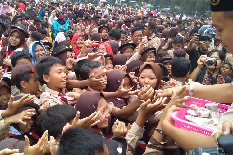 Panitia membagikan es krim berbahan dasar ubi jalar dalam acara pemecahan rekor Muri di lapangan Universitas Muhammadiyah Purwokerto, Rabu (14/8/2019).