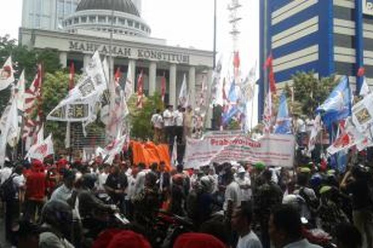 Massa pendukung Prabowo-Hatta melakukan unjuk rasa di depan Gedung Mahkamah Konstitusi, Jalan Medan Merdeka Barat, Jakarta Pusat, Senin (11/8/2014).