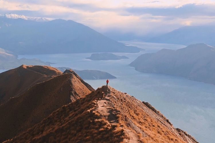 Roy?s Peak merupakan trek yang populer dan salah satu tempat hiking terbaik di New Zealand bagi wisatawan yang berjiwa petualang. Dari lintasan puncak pegunungan pemandangan sebagian besar Danau Wanaka dan puncak pegunungan sekitarnya, termasuk Mount Aspiring bisa terlihat.