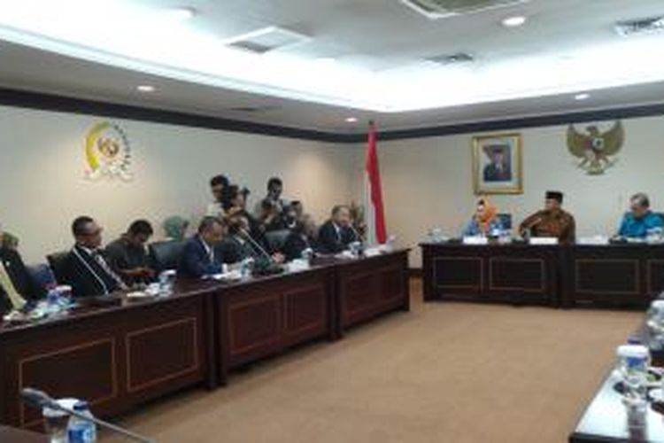 Presiden Komite Perdamaian Dunia Djuyoto Suntani bertemu dengan Ketua MPR Sudharto Danusubroto, di Gedung Parlemen, Jakarta, Kamis (2/1/2014).