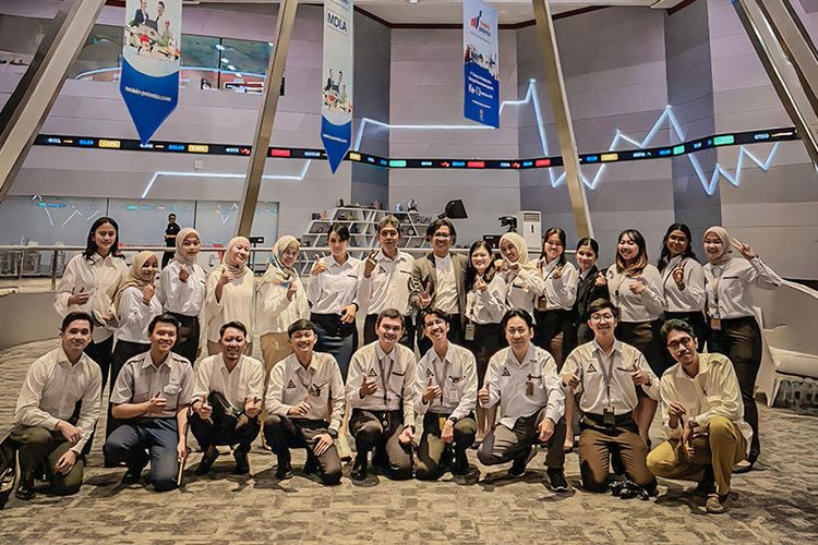 Plus Advisor menanamkan pesan kuat bahwa literasi bukan sekadar tahu, tetapi harus disertai tindakan. 