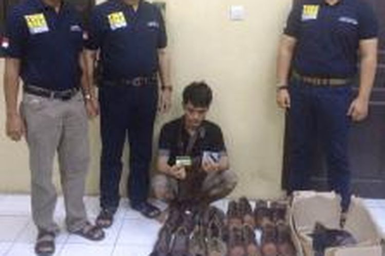 Michael Manulang alias Bolang (29) curi puluhan pasang sepatu untuk biaya menginap di hotel dan main perempuan