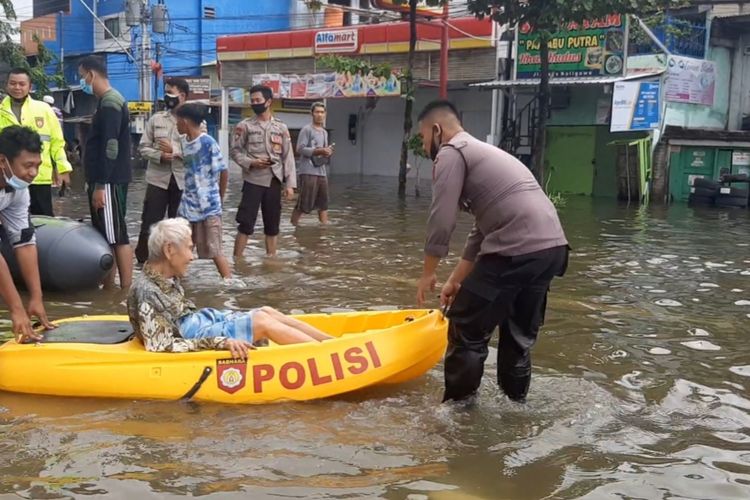 Warga lansia dievakuasi karena banjir di Tambakrejo, Kelurahan Gayamsari, Semarang, Minggu (7/2/2021)