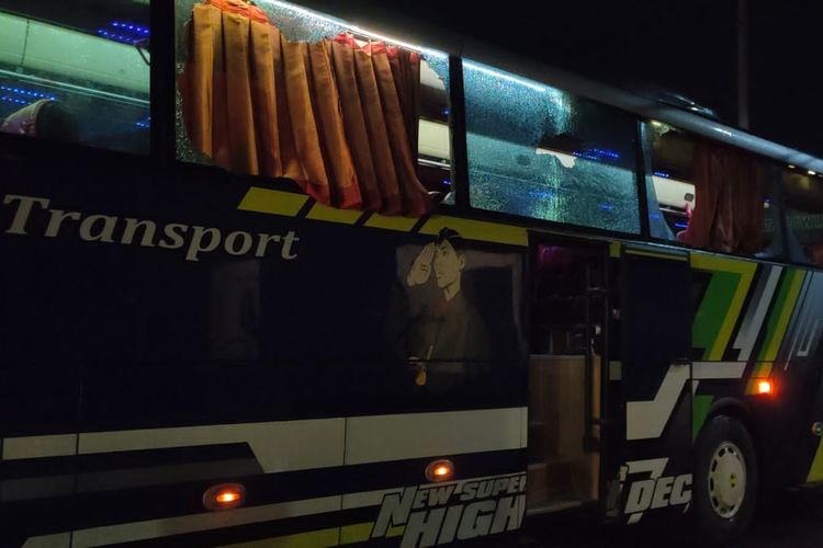 Samping bus yang digunakan Arema FC tampak kaca pecah dilempari oknum usai pertandingan pekan ke-20 Liga 1 2022-2023 melawan PSS Sleman yang berakhir dengan skor 2-0 di Stadion Maguwoharjo Sleman, Kamis (26/1/2022) malam.