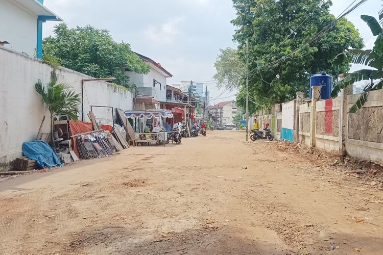 Kondisi Jalan Karet Pasar Baru Barat, Karet, Jakarta Pusat, yang masih berupa tanah pada Jumat (28/11/2025).