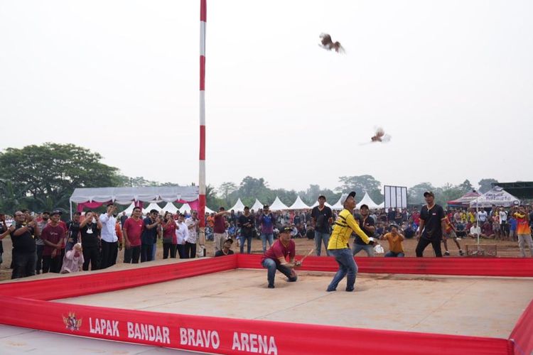 Menteri Koperasi dan Usaha Kecil Menengah (MenKopUKM), Teten Masduki saat mengunjungi Lomba Merpati Kolong Piala MenKopUKM, di Landasan Udara Rumpin, Bogor, Jawa Barat, Minggu (18/9/2022).
