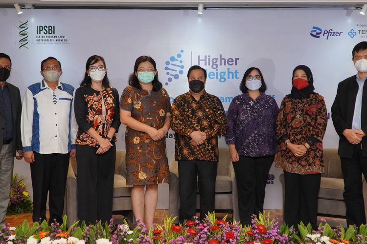 Foto bersama para pembicara, tim IPSBI, dan Pfizer pada pembukaan program Higher Height 2022 yang dilaksanakan secara hybrid di Ayana Midplaza Jakarta, Jumat (15/10/2022).