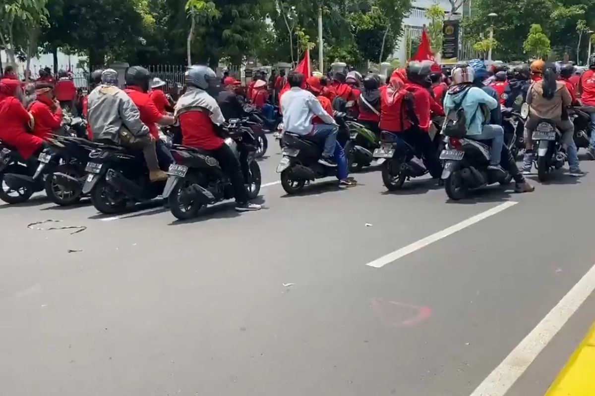 Massa pengunjuk rasa dari KASBI, atau Kongres Aliansi Serikat Buruh Indonesia, mulai memadati Jalan Pasar Senen Salemba pada Selasa (20/10/2020) pukul 12.25 WIB.