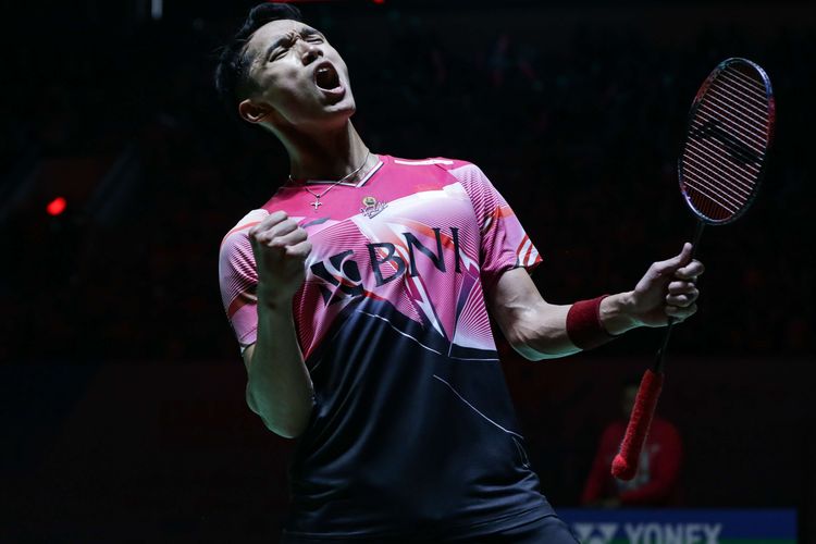 Tunggal putra Indonesia, Jonatan Christie melakukan selebrasi saat bertanding melawan wakil China, Shi Yu Qi pada laga semifinal Indonesia Masters 2023 di Istora Senayan, Jakarta, Sabtu (28/1/2023). Jonatan Christie lolos ke final setelah menang lewat rubber game dengan skor 21-13, 15-21, dan 21-19. Artikel ini berisi jadwal final Indonesia Masters 2023.