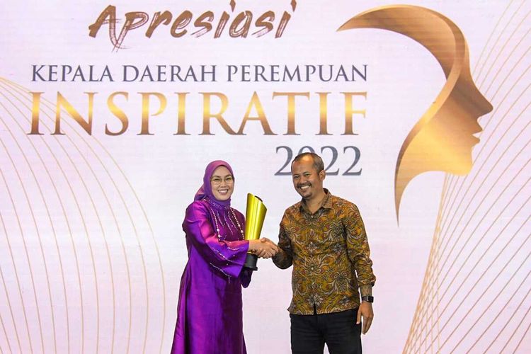 Bupati Purwakarta Anne Ratna Mustika justru mendapatkan penghargaan Kepala Daerah Perempuan Inspiratif 2022 saat viralnya kasus perceraiannya dengan Dedi Mulyadi pada Kamis (22/9/2022) malam.