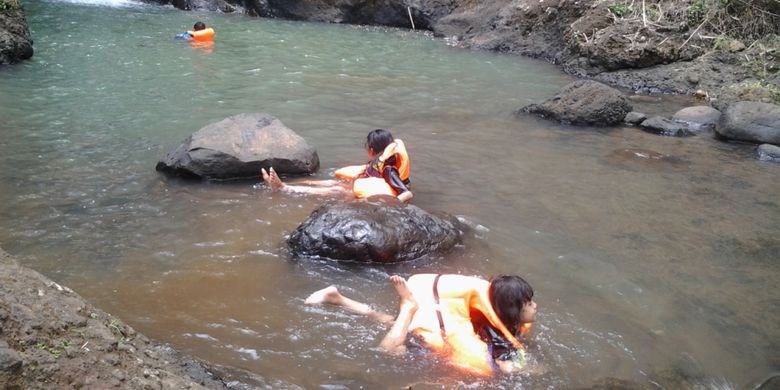 Berenang di Curug Jeglung, Dukuh Jeplak, Desa Bendosari, Kecamatan Plantungan, Kabupaten Kendal, Jawa Tengah, Minggu (8/10/2017). 