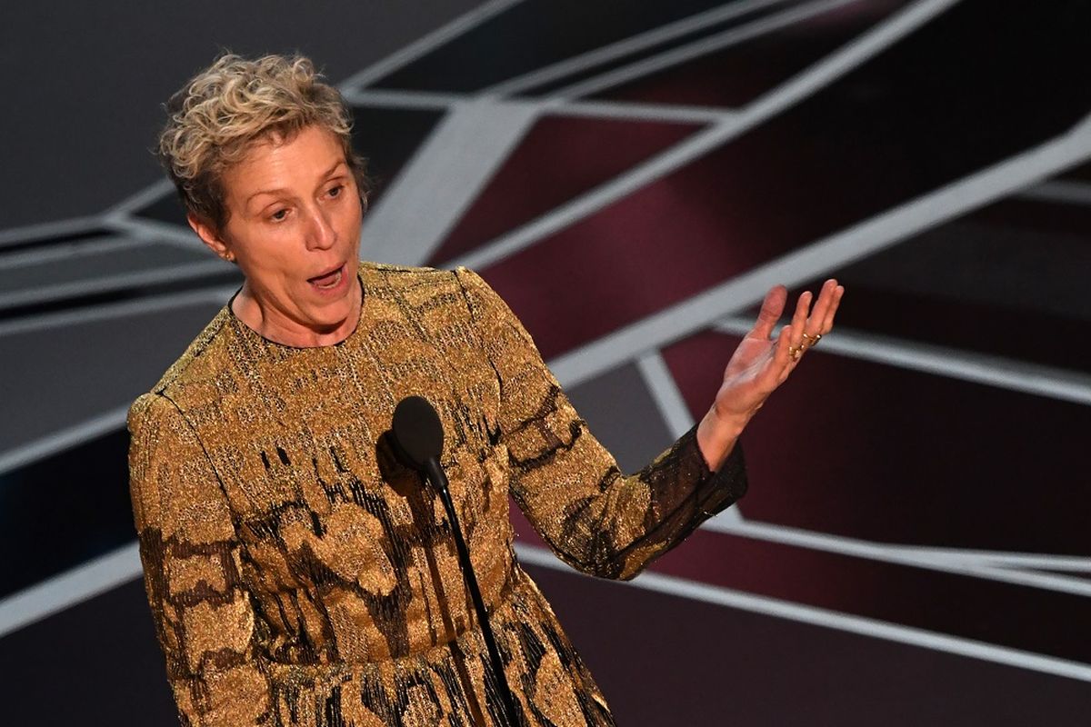 Aktris Frances McDormand memberi sambutan setelah dinobatkan sebagai peraih Piala Oscar untuk Best Actress pada Academy Awards ke-90 di Dolby Theatre, Los Angeles, California, Minggu (4/3/2018). 