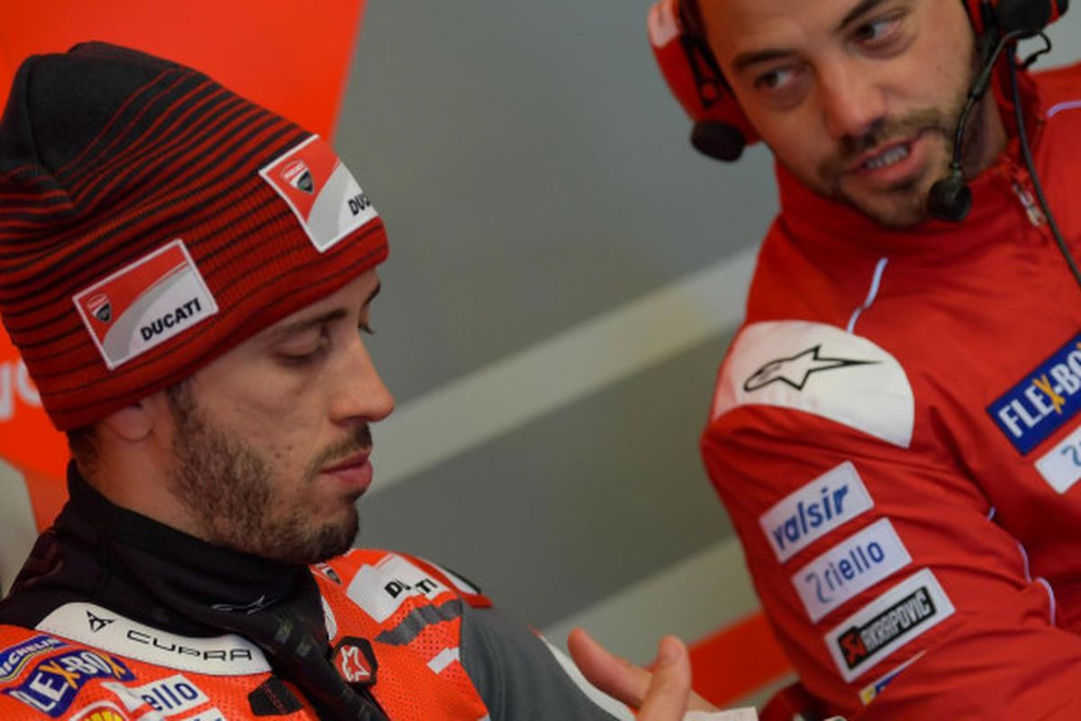 Pebalap tim Ducati, Andrea Dovizioso, saat bersiap jelang sesi kualifikasi MotoGP Prancis, Sabtu (19/5/2018).
