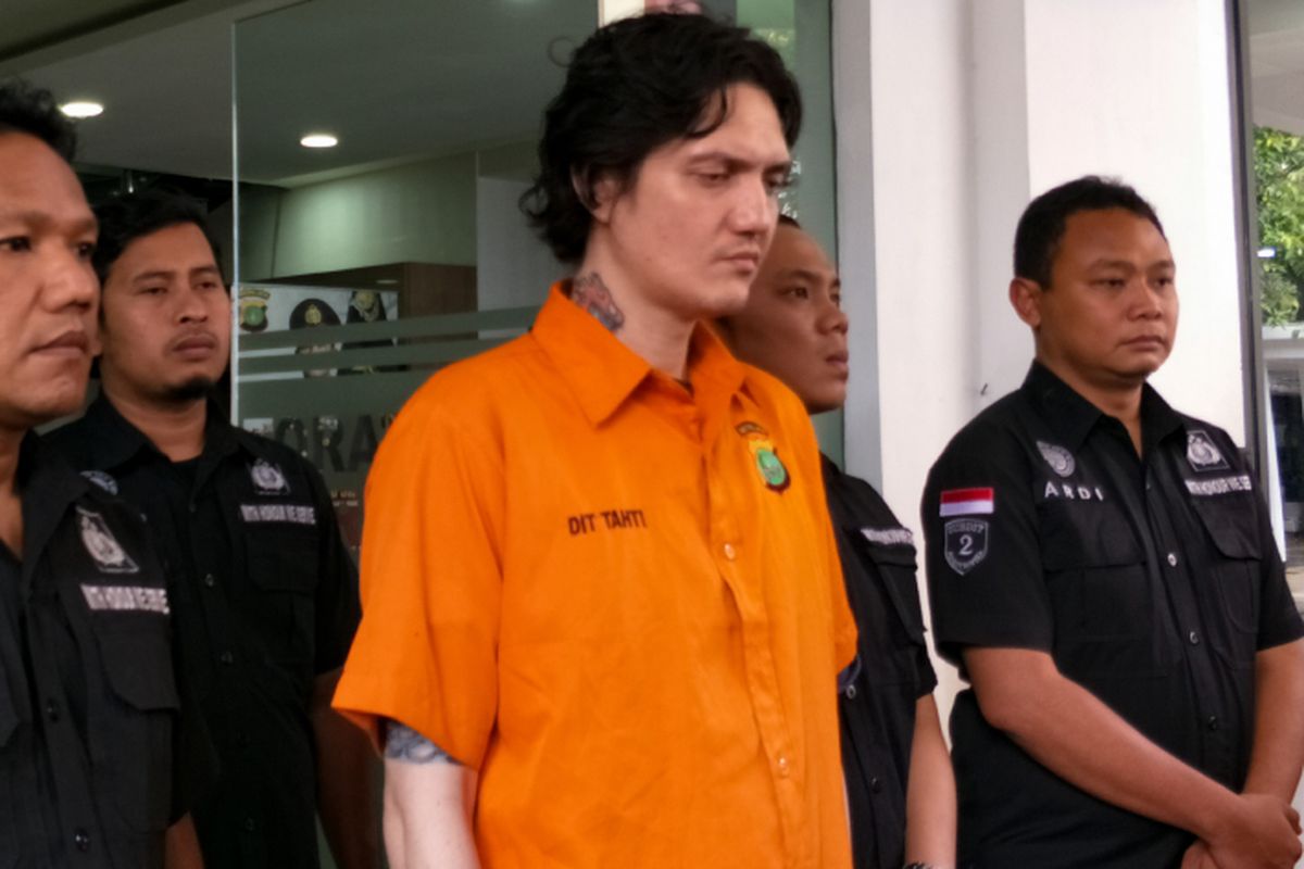 Ozzy Albar memakai baju tahanan saat jumpa pers di Ditres Narkoba Polda Metro Jaka, Jakarta Pusat, Kamis (14/8/2018).