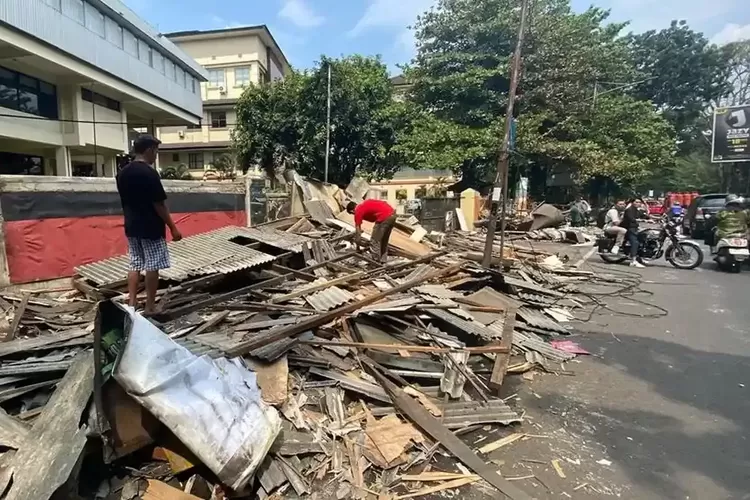 Berdiri 20 Tahun, 63 Kios PKL di Trotoar Dipatiukur Bandung Akhirnya Dibongkar Tanpa Relokasi