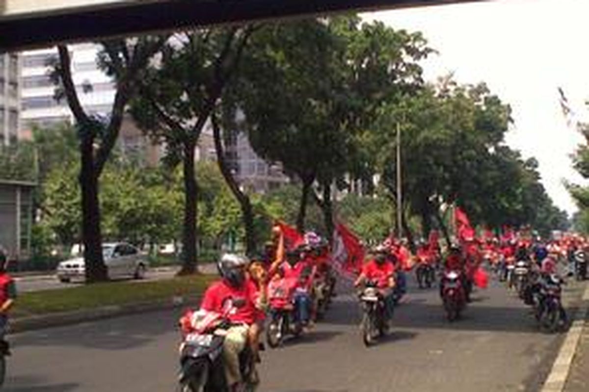 Massa Partai Demokrasi Indonesia Perjuangan (PDI-P) melintasi ruas jalan Jenderal Sudirman untuk memasuki lokasi kampanye di Gelora Bung Karno Jakarta, Sabtu (4/4).