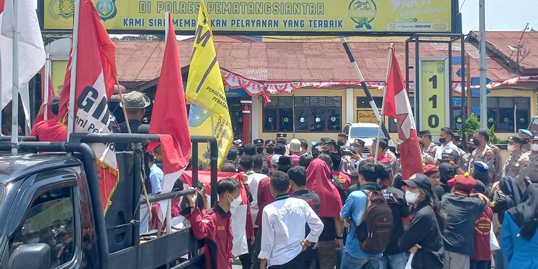 Foto: Massa Mahasiswa mendatangi kantor Polres Pematangsiantar di Jalan Sudirman usai peserta aksi mengalami luka saat bentrok dengan polisi, Senin (5/9/2022).