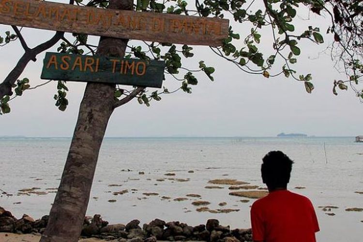 Seorang wisatawan menghabiskan waktu di Pantai Asari Timo di Pulau Kemojan, Kepulauan Karimunjawa, Kabupaten Jepara, Jawa Tengah, Senin (19/10/2015). Asari Timo merupakan salah satu pantai yang masih jarang dikunjungi wisatawan.