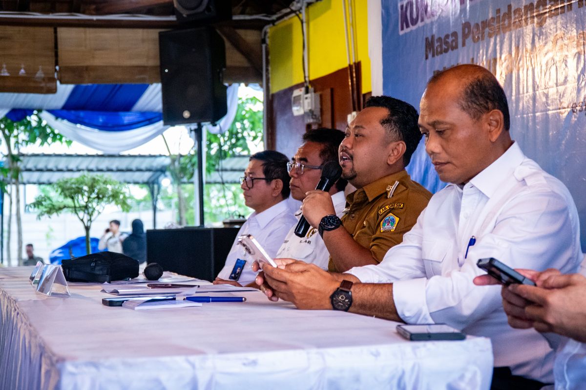 Bupati Gresik Fandi Akhmad Yani (tengah) saat kunjungan kerja (kunker) Komisi IV DPR RI di Kabupaten Gresik, Jawa Timur, Senin (23/2/2026). 