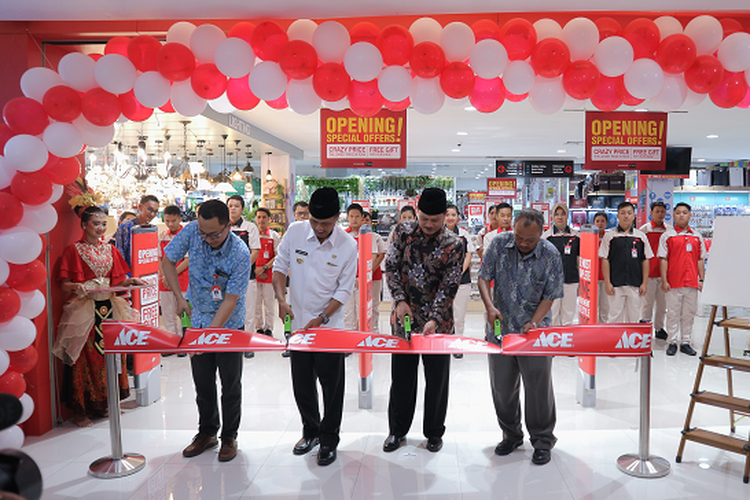 General Manager Operations PT ACE Hardware Indonesia Tbk Ali Yudhanto, Walikota Madiun H Sugeng Rismiyanto, Sh, M.Hum, Walikota Madiun terpilih 2019  Drs. H Maidi, Sh, MM, Mpd, dan Manajemen Lawu Plaza Madiun Drs Andreas Nugroho, tengah menggunting pita sebagai tanda dibukanya Ace Madiun.