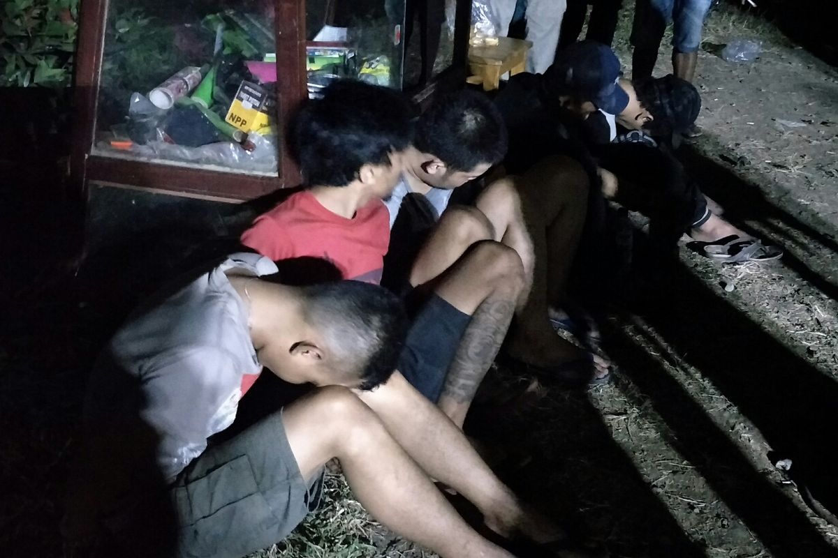 Enam kurir narkoba yang simpan ganja di dalam kompresor di SDN 02 Kramat Jati, Jakarta Timur, Kamis (8/8/2019).