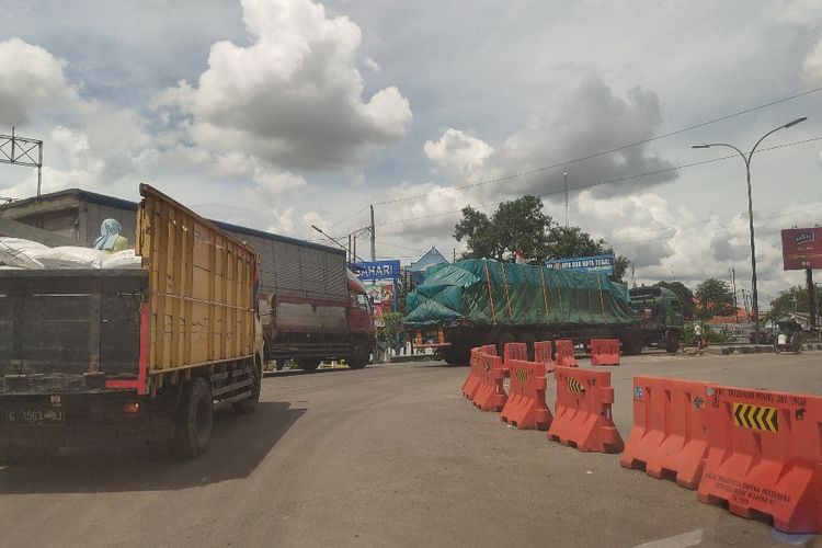 Kendaraan yang masuk dan keluar dari Kota Tegal dialihkan menuju Jalingkut agar tidak masuk ke dalam kota sebagai upaya Pemkot Tegal dalam mencegah penyebaran virus corona, Senin (23/3/2020)