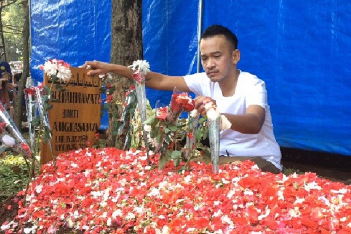 Ruben Onsu mengunjungi makam sahabatnya, Julia Perez, di TPU Pondok Ranggon, Jakarta Timur, Senin (12/6/2017).