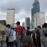 Cerita “Ngabuburit” Warga Jakarta, Nikmati Pemandangan Gedung Pencakar Langit dari Bus Wisata