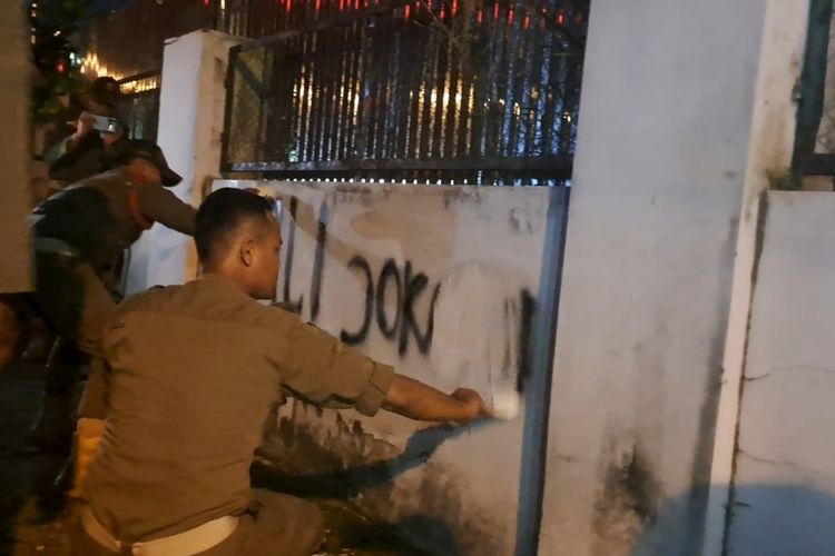 Coretan 'Adili Jokowi' bermunculan di Kota Solo, Jawa Tengah (Jateng). Satuan Polisi Pamong Praja (Satpol-PP) melakukan pembersihkan, pada Selasa (4/2/2025), malam.