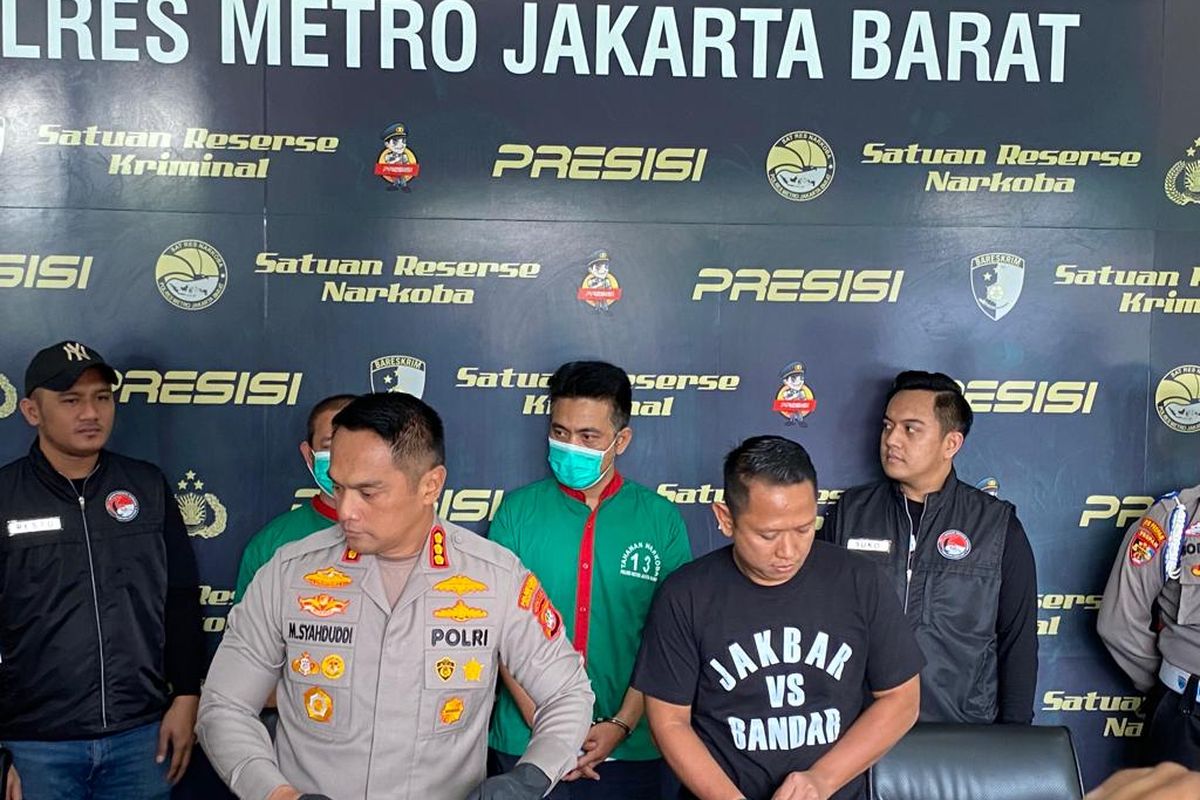 Kapolres Metro Jakarta Barat Kombes Pol M Syahduddi memperlihatkan barang bukti dan pelaku penyalahgunaan narkoba, Oge Arthemus, dalam konferensi pers di Mapolres Metro Jakarta Barat, Selasa (29/8/2023). 