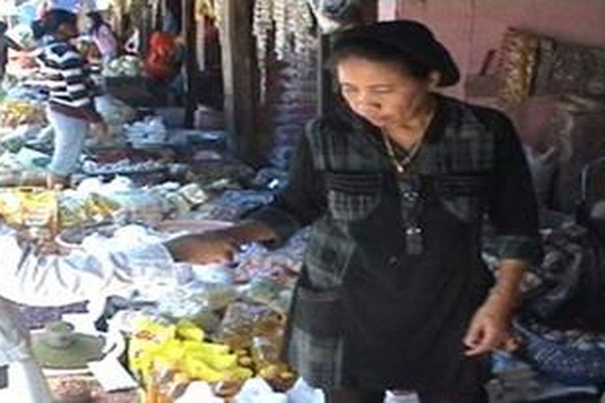 Khawatir harga-harga sembako terus merenagkak naik setiap hari, sejumlah ibu rumah tangga yang cemas di Pinrang sulawesi sleatan memilih membeli persediaan sembako ramadhan lebih awal sebelum harganya naik lagi. 