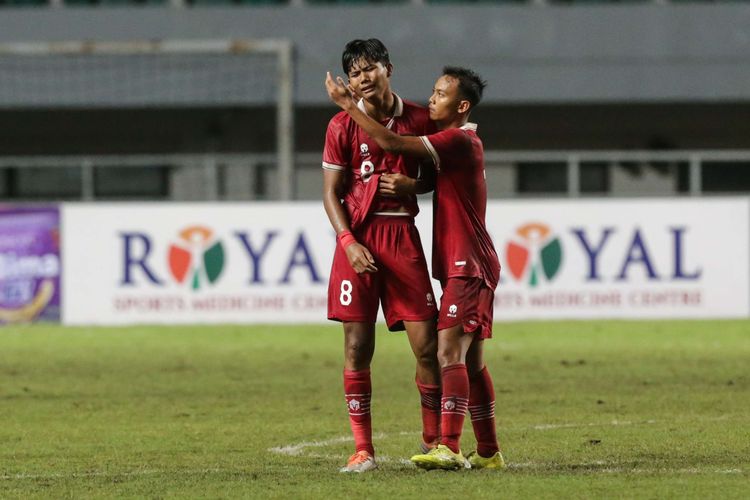 Pemain timnas U17 Indonesia Arkhan Kaka kecewa usai membobol gawang timnas Malaysia pada laga Kualifikasi Piala Asia U17 2023 di Stadion Pakansari, Kabupaten Bogor, Minggu (9/10/2022). Indonesia kalah 1-5 atas Malaysia.