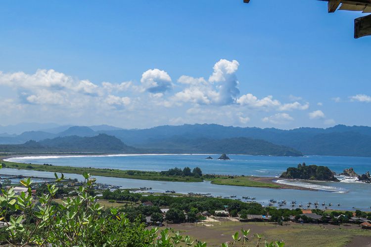 Panorama di Pantai Payangan, Jember.