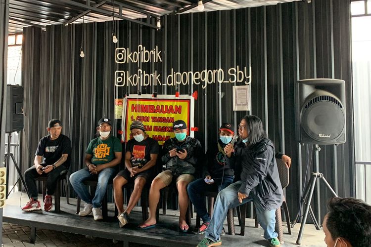 Suporter Persebaya Surabaya saat launching Gerakan Beli Tiket Tapi Dukung Dari Rumah nutuk pertandingan eksklusif melawan Arema FC di Cafe Break Surabaya, Rabu (3/11/2021) siang